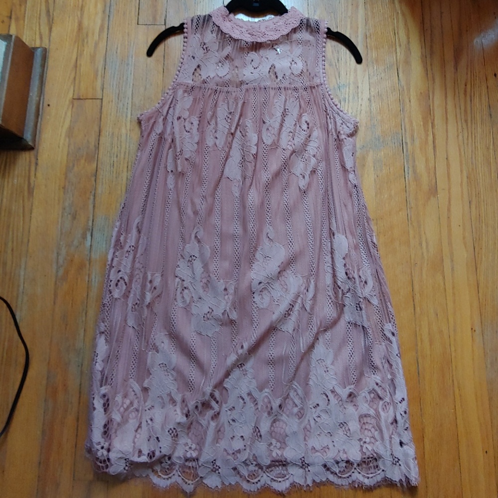 Beautiful lace overlay sleeveless tunic